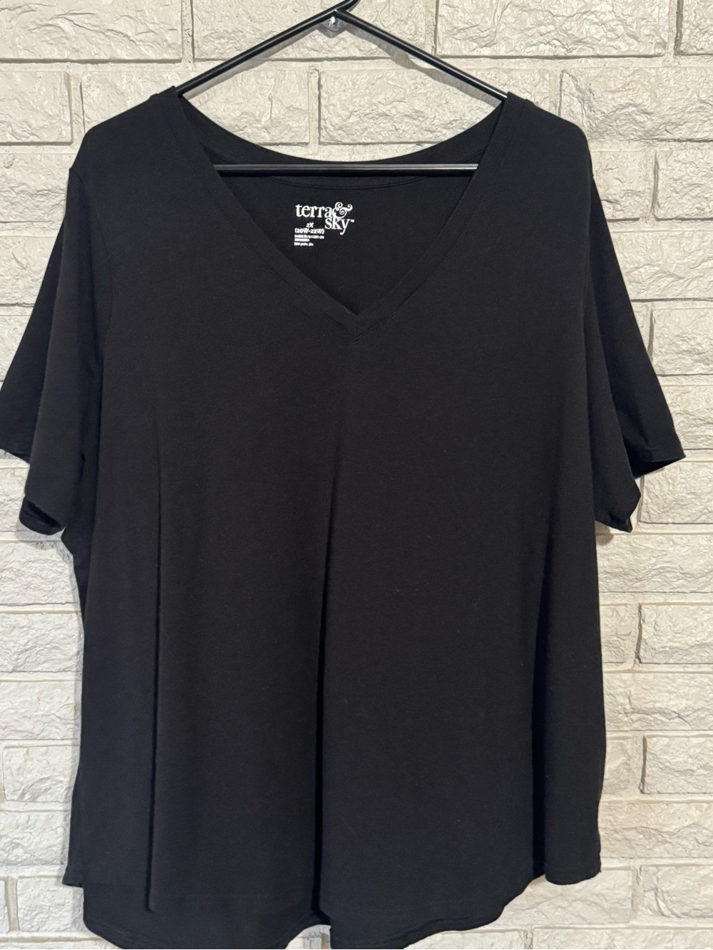 Terra & Sky Black V-Neck T-Shirt Plus 
Size 2X (20W-22W) Essential Tee
